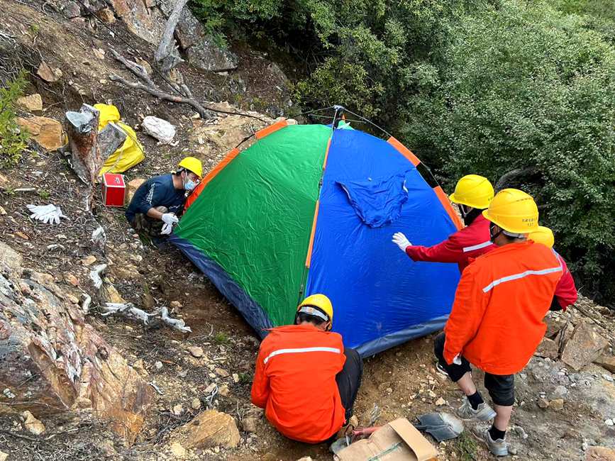9月15日，電力施工人員正在施工點附近搭建暫居帳篷。白瑪多吉攝