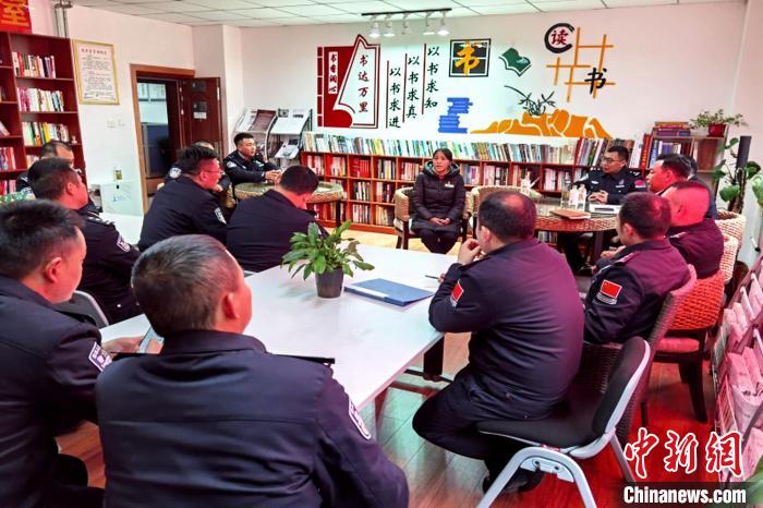 圖為亞東出入境邊防檢查站民警與銀行業(yè)務人員進行金融知識深入交流?！『?攝