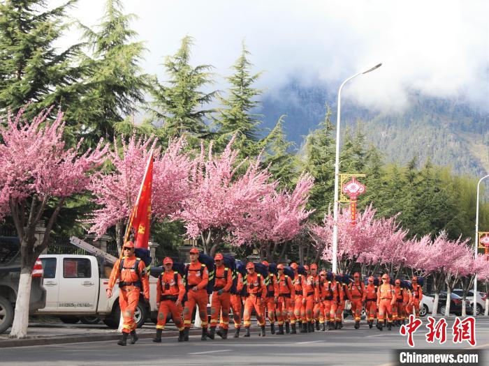 消防員在徒步前行。　西繞拉翁 攝