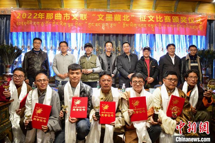 圖為獲獎(jiǎng)人員合影留念?！∝暩聛?lái)松 攝