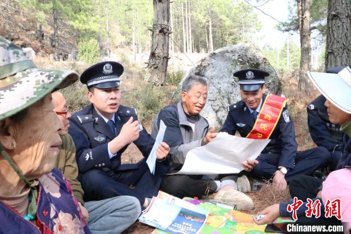 圖為竹瓦根邊境派出所民警為轄區(qū)群眾宣講森林防火常識(shí)。　竹瓦根邊境派出所 供圖