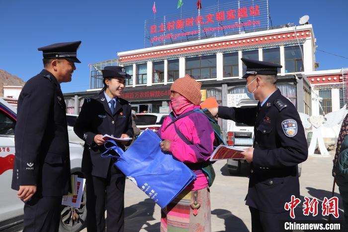 圖為日土邊境派出所民警在選轄區(qū)宣講國(guó)家安全知識(shí)?！∪尾?攝