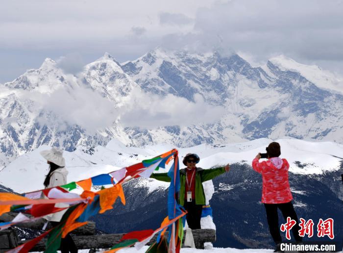圖為5月14日，西藏林芝色季拉山觀景臺(tái)，游客與南迦巴瓦峰合影?！±盍?攝