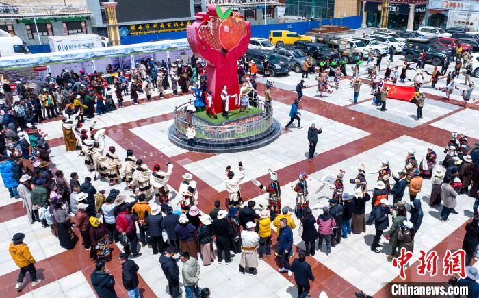圖為“極地那曲 天際之旅”2023西藏那曲“中國旅游日”音樂美食嘉年華活動現(xiàn)場。　那曲市文化和旅游局供圖
