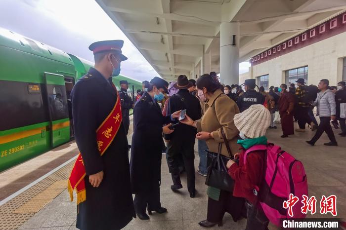 日喀則火車站工作人員引導(dǎo)乘客乘坐高原復(fù)興號(hào)?！《飞降?攝