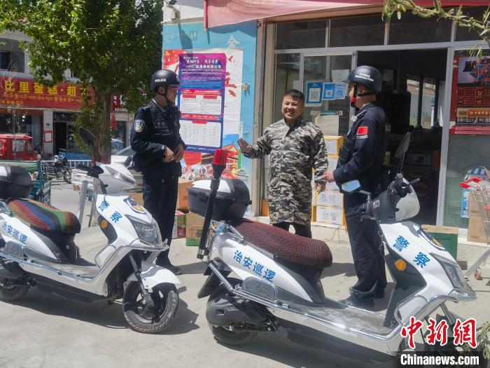 民警對轄區(qū)商鋪進行走訪排查?！↑S創(chuàng)偉 攝