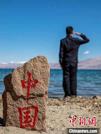 班公湖畔的“中國”標(biāo)記?！↓埿▲P 攝