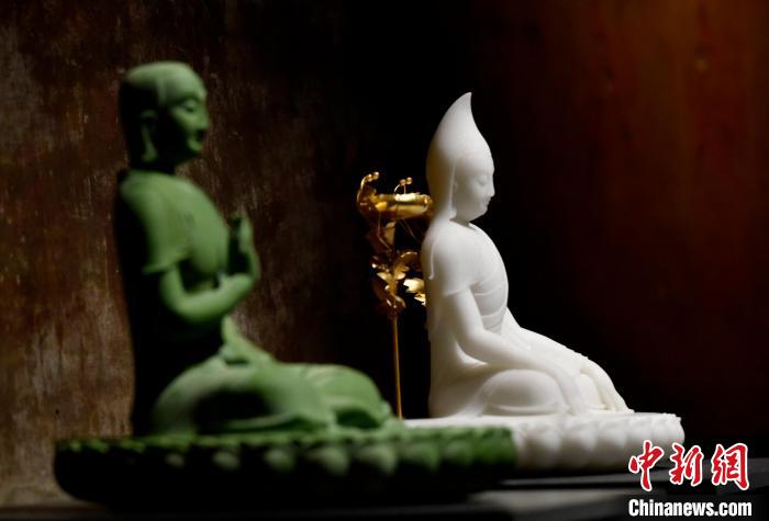 圖為展覽中圍繞西藏歷史與傳統(tǒng)創(chuàng)作的雕塑作品。　李林 攝