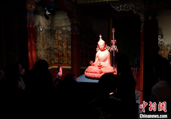 圖為觀眾正在欣賞展覽中的雕塑作品?！±盍?攝