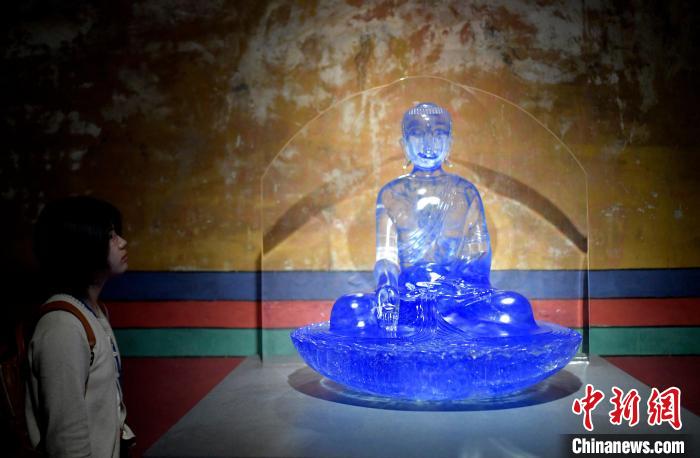 圖為觀眾正在欣賞展覽中的雕塑作品?！±盍?攝