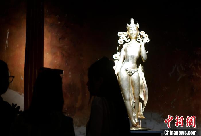 圖為觀眾正在欣賞展覽中的雕塑作品《八萬四千年》?！±盍?攝