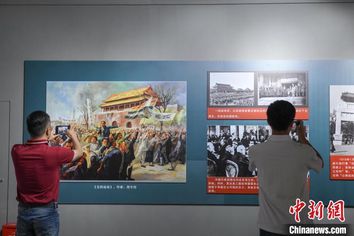 圖為市民參觀《曙光·偉業(yè)——五四運(yùn)動與中國共產(chǎn)黨的成立》“七一”特展。　貢嘎來松 攝