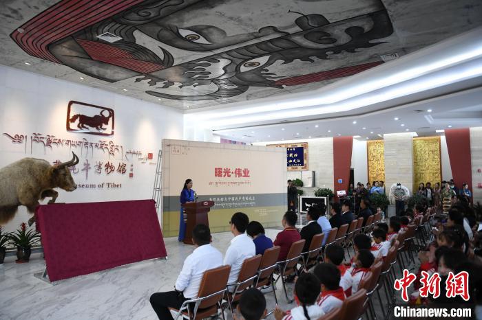 圖為《曙光·偉業(yè)——五四運(yùn)動與中國共產(chǎn)黨的成立》“七一”特展開幕儀式現(xiàn)場?！∝暩聛硭?攝