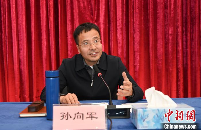 圖為西藏自治區(qū)黨委宣傳部副部長、自治區(qū)社科院黨組書記孫向軍主持活動。　趙朗 攝