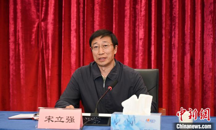 圖為西藏自治區(qū)黨委組織部副部長、第十批援藏干部人才總領(lǐng)隊(duì)宋立強(qiáng)致辭。