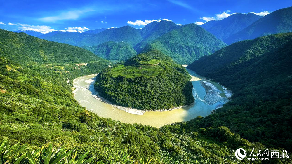 風(fēng)景秀麗、植被繁茂的西藏林芝市墨脫縣果果塘大拐彎。人民網(wǎng)記者 次仁羅布攝