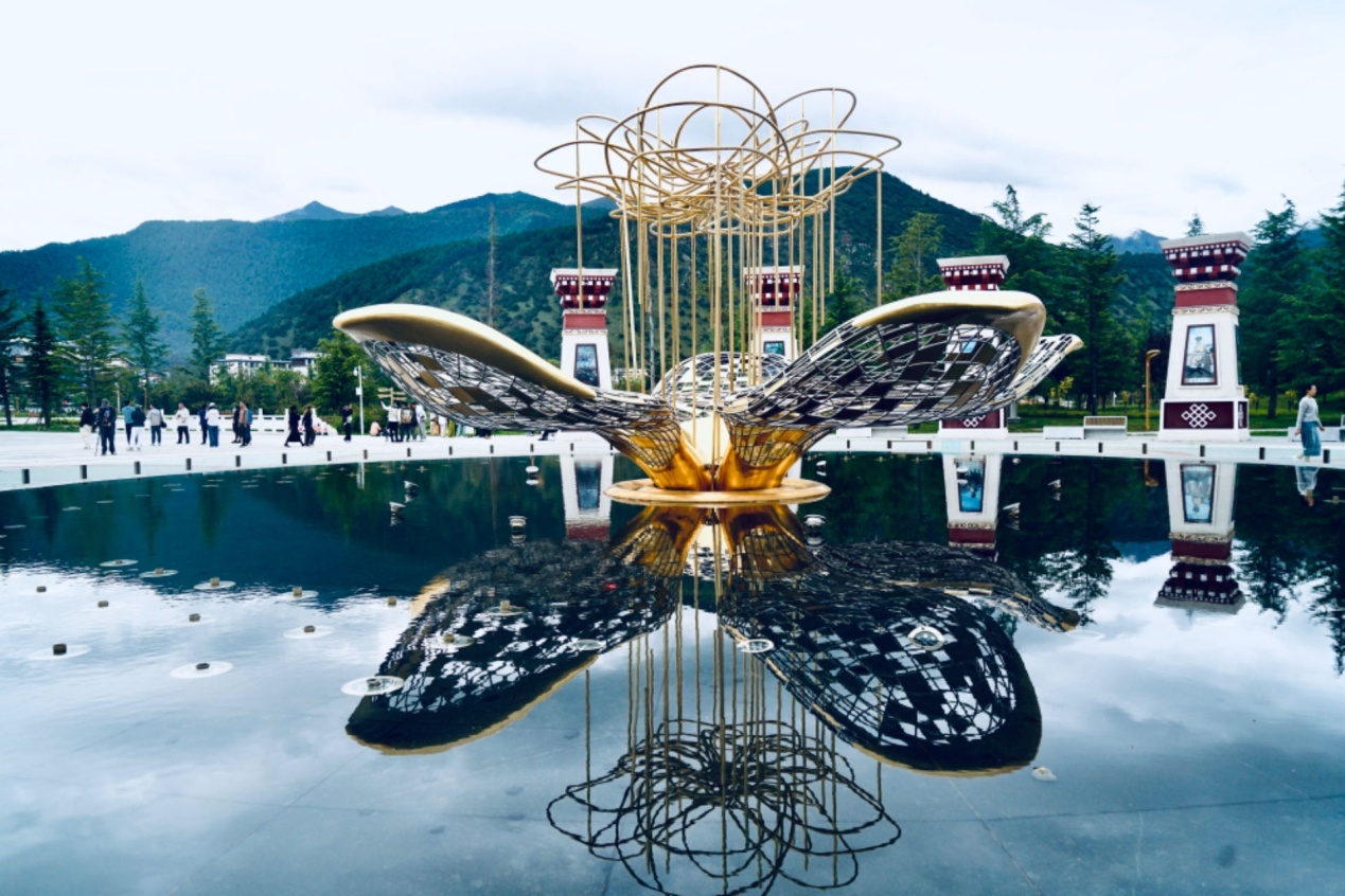 工布公園里的桃花主題雕塑——萬(wàn)樹(shù)桃花。人民網(wǎng)記者 益西康珠攝