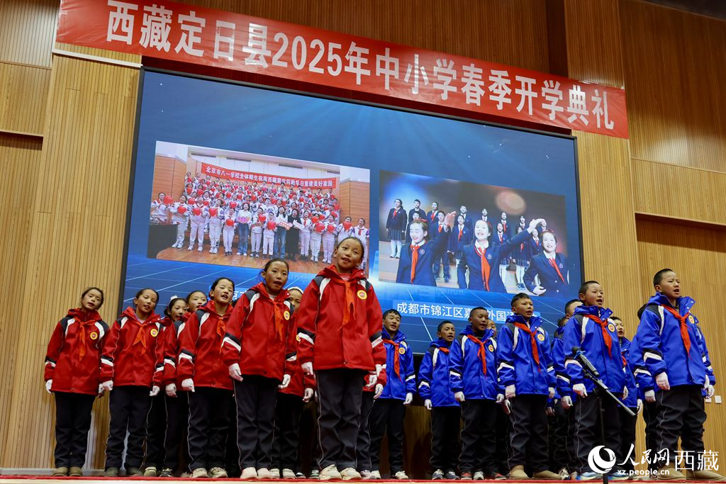 定日縣中小學(xué)生代表與北京市八一學(xué)校、成都市錦江區(qū)嘉祥外國語學(xué)校的師生一同唱響《把未來點(diǎn)亮》，迎來開學(xué)第一課。人民日報(bào)記者 鮮敢攝