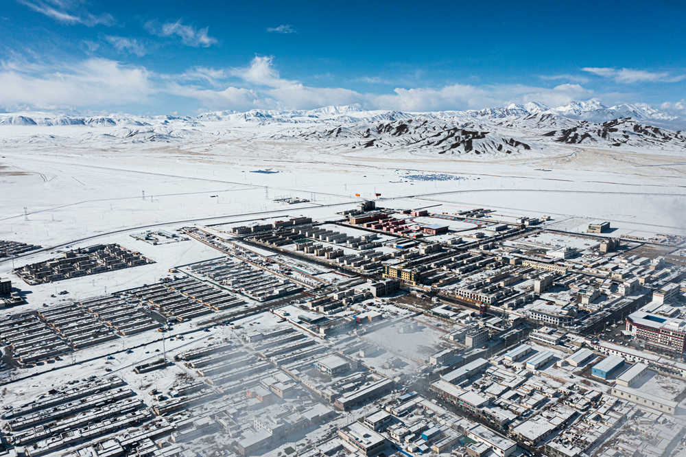西藏阿里地區(qū)改則縣迎來初雪，銀裝素裹，美如畫卷。