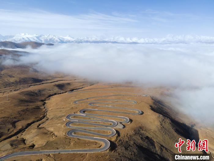 圖為西藏定日縣，前往珠穆朗瑪峰大本營(yíng)蜿蜒的公路與云海。　江飛波 攝