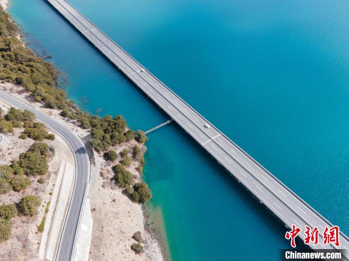 圖為西藏林拉高等級(jí)公路多布湖段風(fēng)光?！〗w波 攝