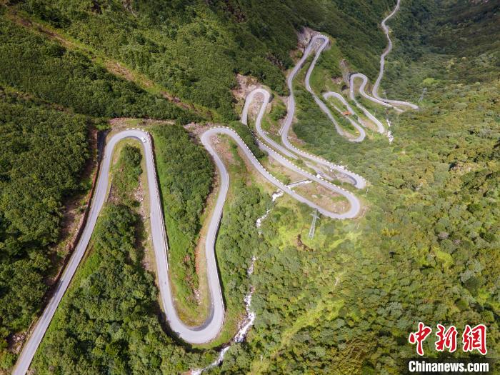 圖為西藏山南錯(cuò)那縣的盤山公路，錯(cuò)那縣被命名為全國(guó)“四好農(nóng)村路”示范縣?！〗w波 攝