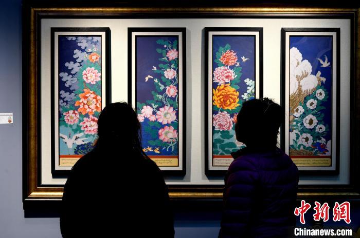 圖為5月16日，觀眾正在欣賞展覽中的新創(chuàng)唐卡作品?！±盍?攝