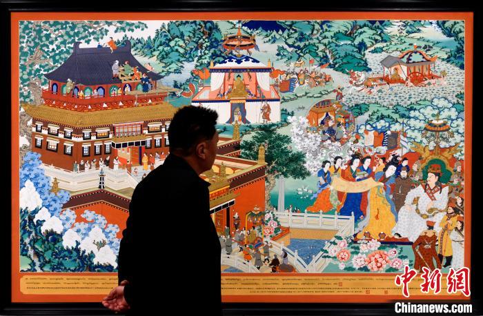 圖為5月16日，觀眾正在欣賞展覽中的新創(chuàng)唐卡作品?！±盍?攝