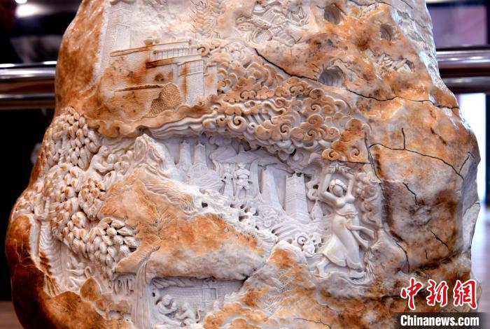 圖為5月16日，展覽中的漢白玉雕作品《猴子變?nèi)恕??！±盍?攝