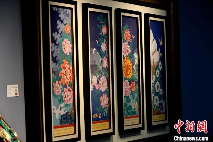 圖為5月16日，展覽中新創(chuàng)唐卡作品《四季花》?！±盍?攝