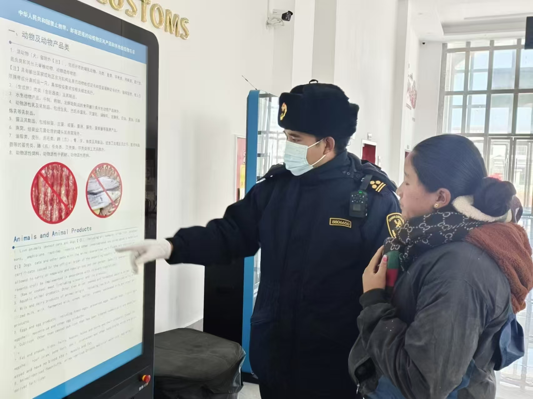 海關關員對入境邊民進行禁止攜帶、郵寄進境動植物及其產(chǎn)品解讀。次旺久美攝