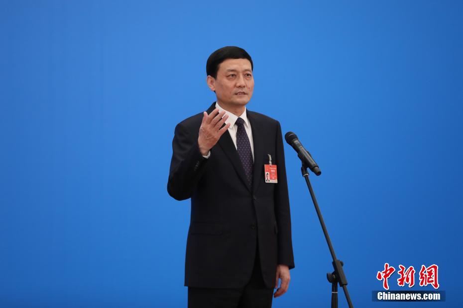 3月8日，第十三屆全國(guó)人民代表大會(huì)第四次會(huì)議舉行第二場(chǎng)“部長(zhǎng)通道”采訪活動(dòng)。圖為中國(guó)工業(yè)和信息化部部長(zhǎng)肖亞慶通過(guò)網(wǎng)絡(luò)視頻方式接受采訪。 <a target='_blank' ><p  align=