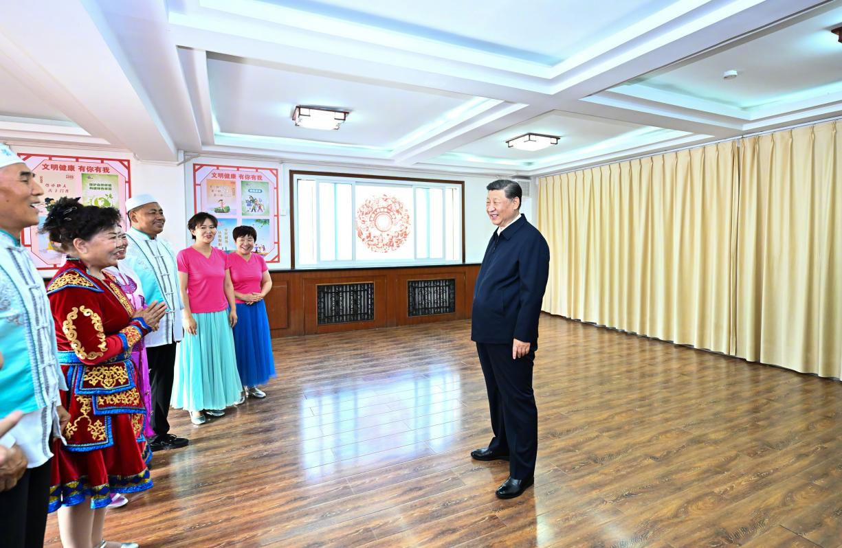 6月19日下午，習(xí)近平總書記在銀川市金鳳區(qū)長城花園社區(qū)活動室考察時，同社區(qū)居民親切交流。